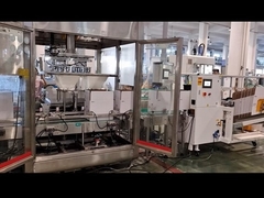 Macchina di imballaggio automatico a velocita' elevata che raccoglie le bottiglie nella scatola di cartone