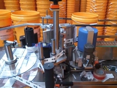 Linea di riempimento completamente automatica per secchi rotondi di lubrificante di grande volume